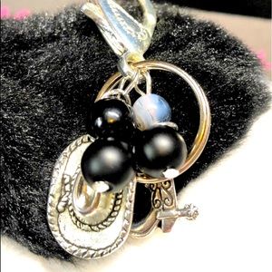 🤠Cowboy boots and hat on this unisex keychain- black onyx